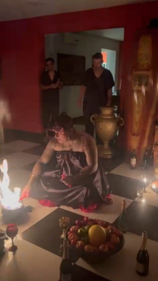 Registro de trabalho espiritual com fogo, velas e oferendas